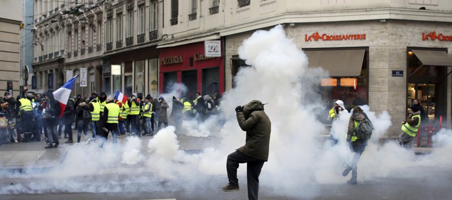 Manifestantes con chalecos amarillos ocuparon decenas de rotondas en Francia, aunque su...