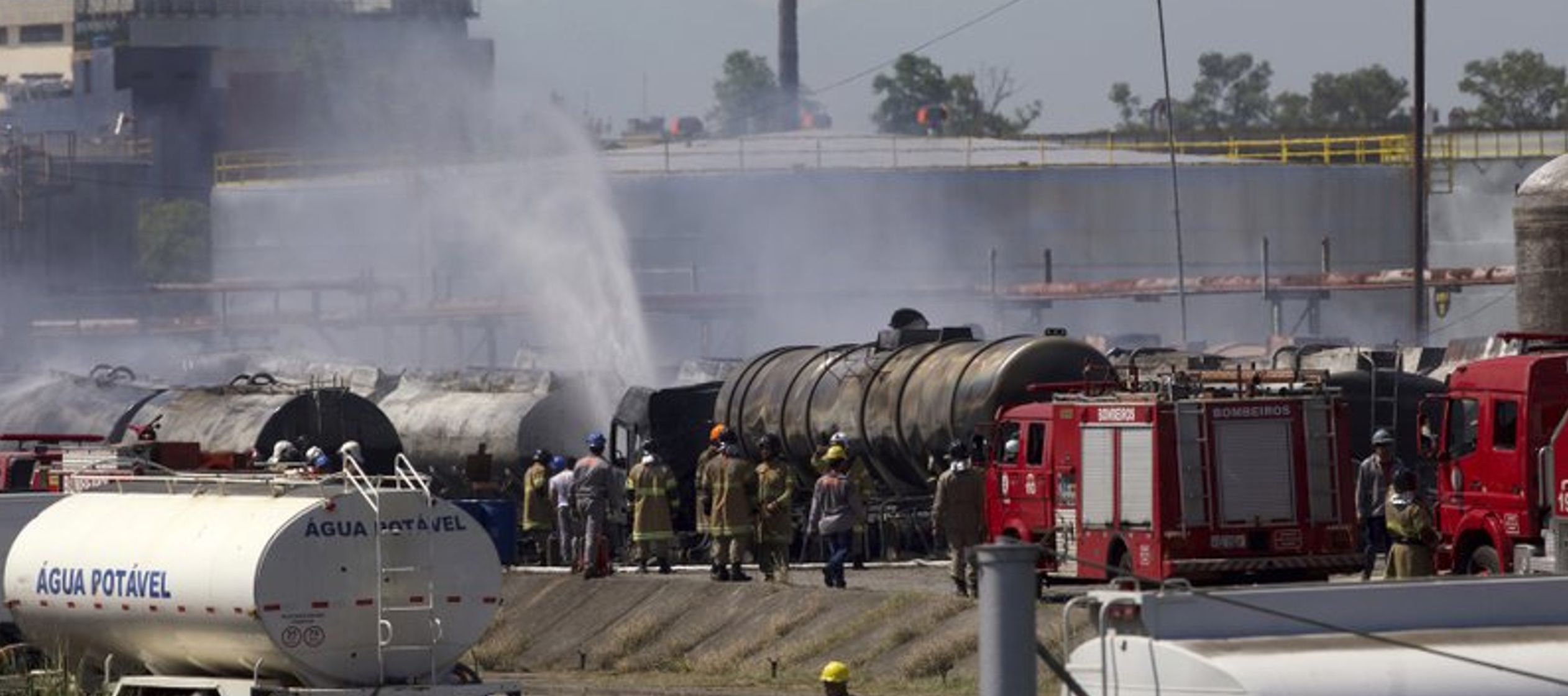 Por lo menos otros seis camiones cisterna quedaron destrozados por las llamas, agregaron las...