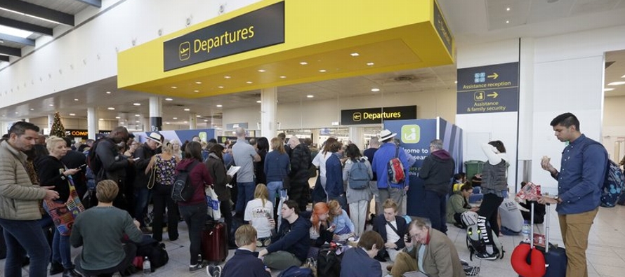 El aeropuerto al sur de la capital _el segundo de Gran Bretaña en cuanto a afluencia de...