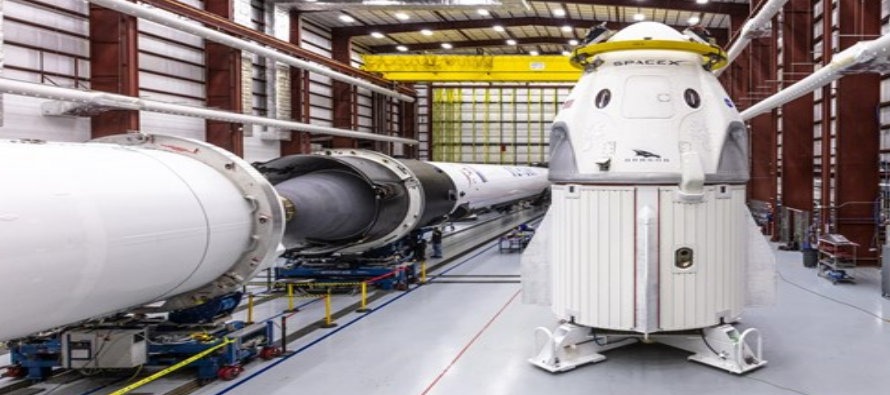 La nave espacial Crew Dragon de SpaceX y el cohete Falcon 9 están ya dispuestos en el hangar...