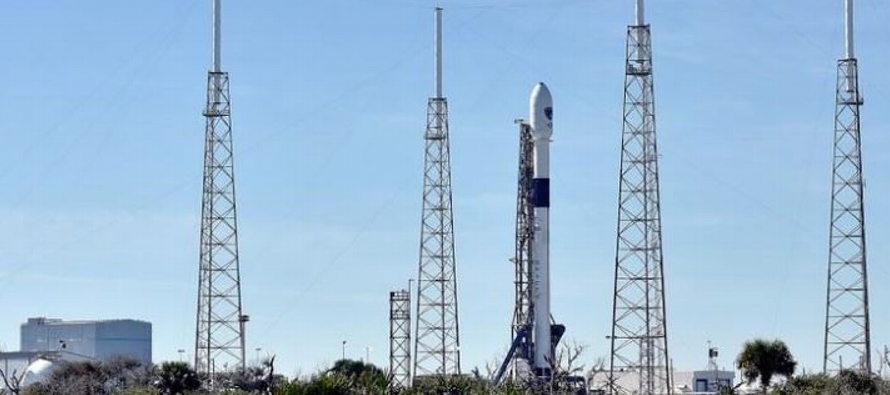 El cohete Falcon 9, que transporta un satélite GPS de alrededor de 500 millones de...