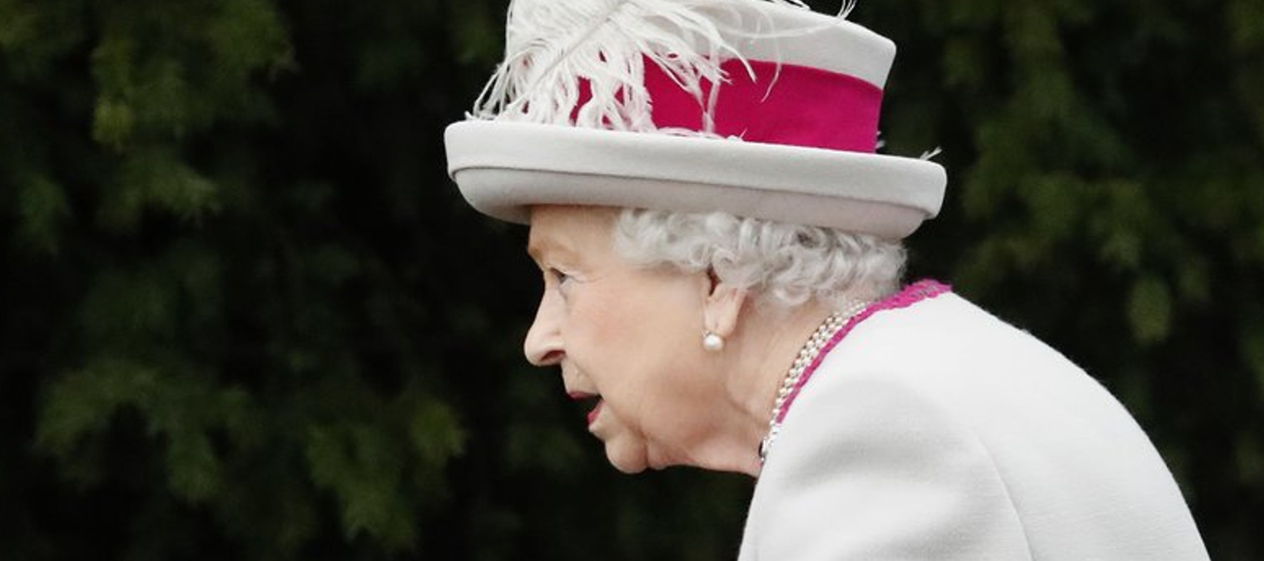 Una multitud de espectadores aplaudió al ver a la reina y otros miembros de la realeza...