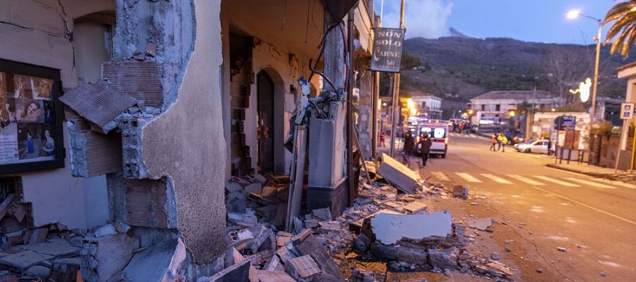 Las autoridades de Protección Civil de Italia dijeron que el sismo, registrado a las 3:19...