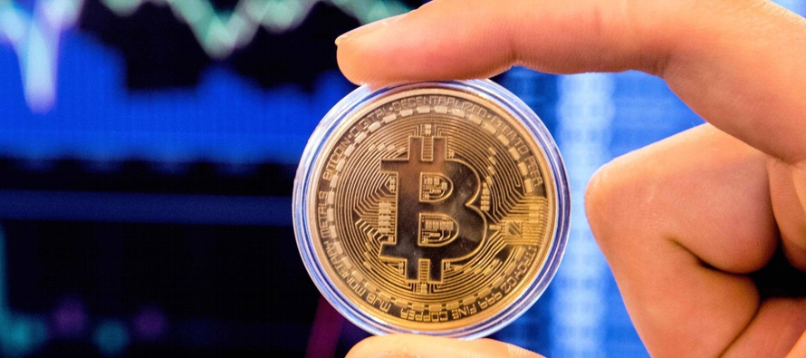 Bitcoin, la divisa digital más conocida, ha perdido este año un 80% de su valor,...