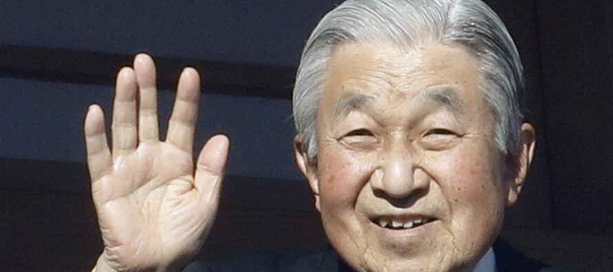 Como es tradición, Akihito sale al balcón del palacio acompañado de su esposa,...