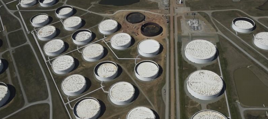 Cinco analistas consultados estimaron, en promedio, que las existencias de petróleo bajaron...