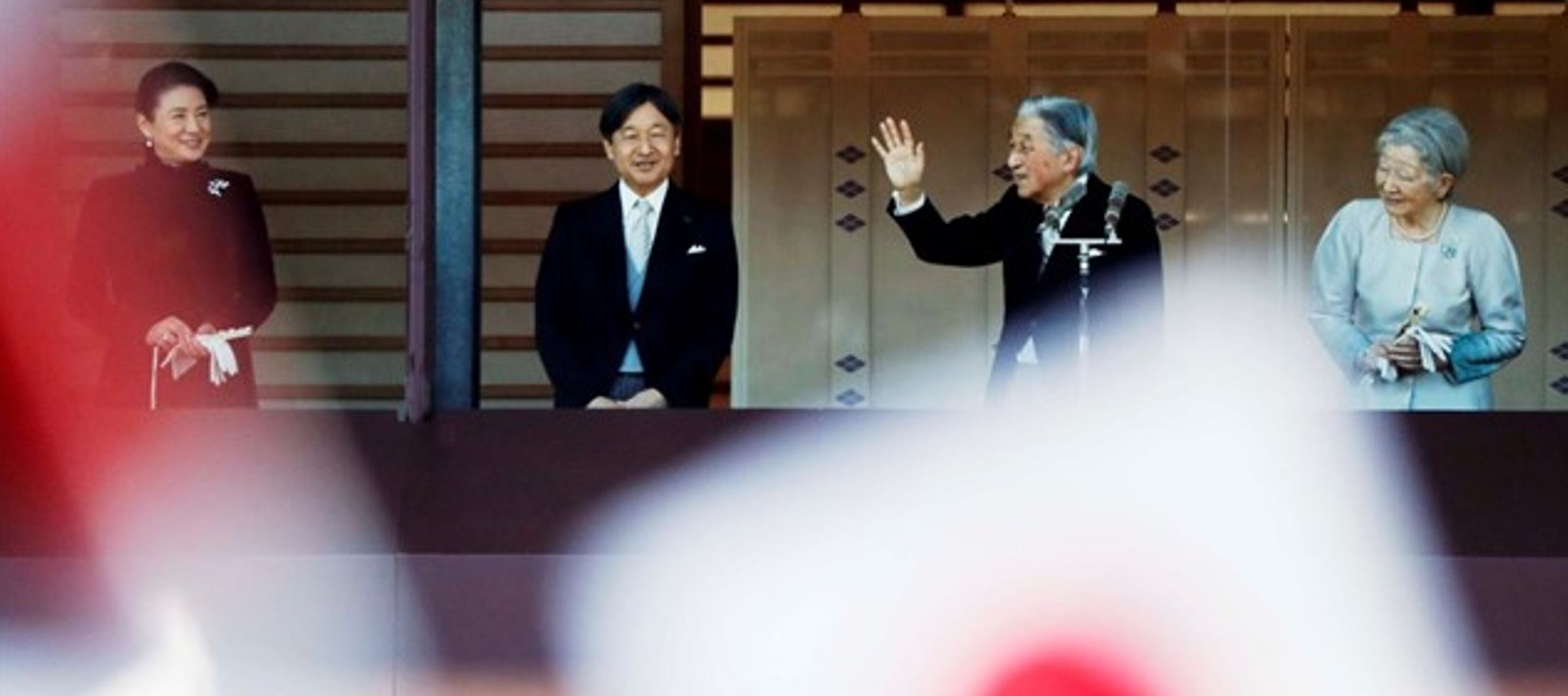 El emperador japonés Akihito, que abdicará a finales de abril, ha ofrecido este...