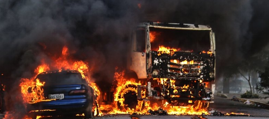 Varios autobuses y vehículos fueron incendiados, y algunas gasolineras atacadas en...