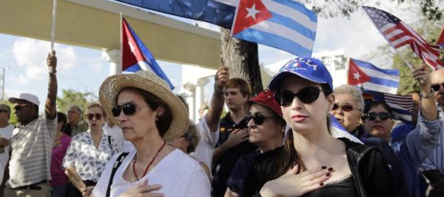 Entre los cubanos estadounidenses que residen en Miami, el 51% respalda la continuación del...