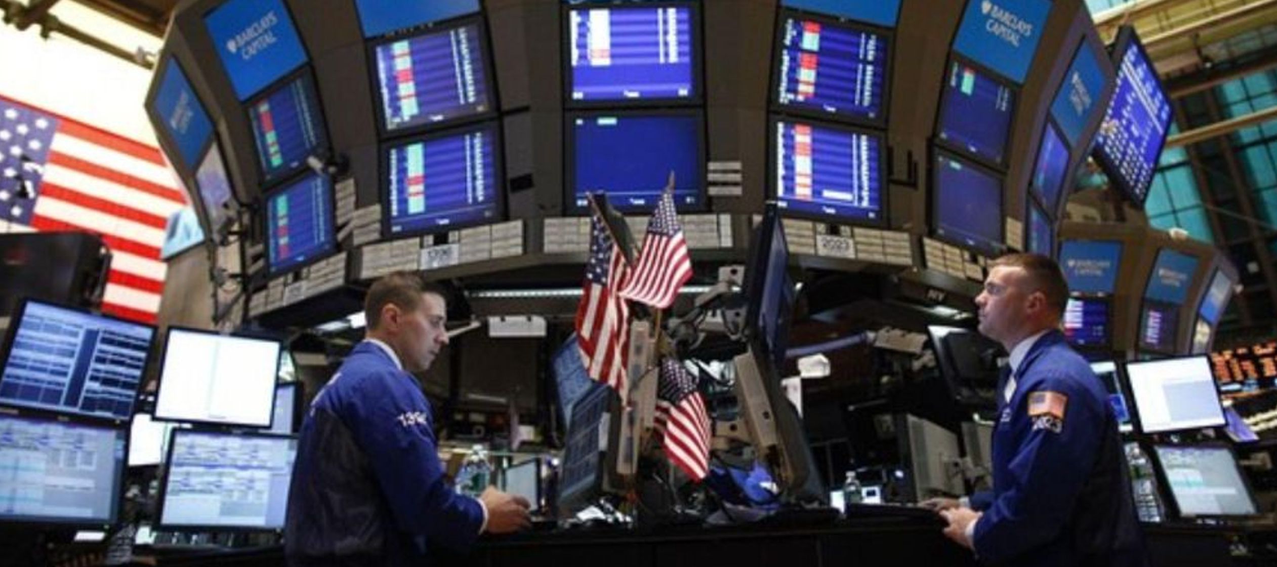 El índice S&P 500 cerró con una pérdida tras tocar un máximo...