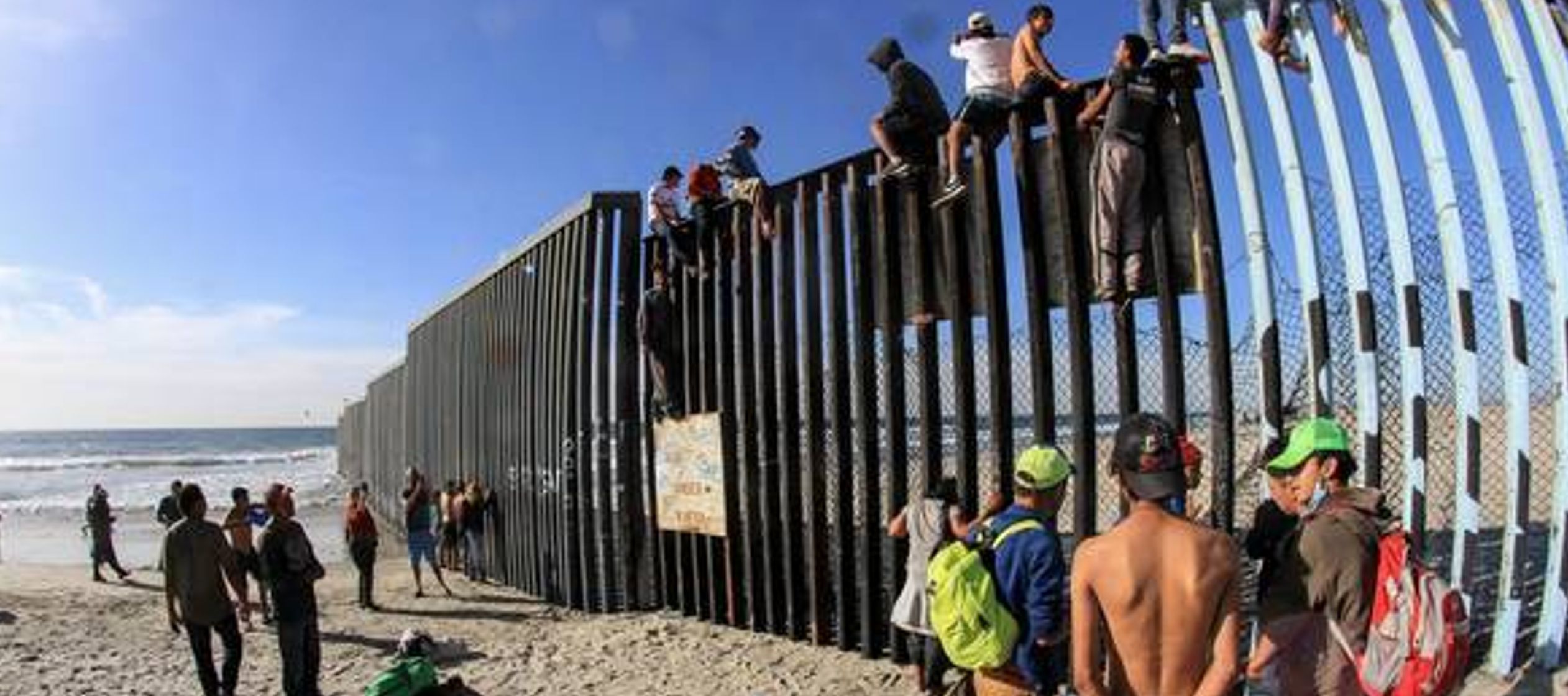 El mandatario insiste con esa barrera a lo largo de la frontera entre Estados Unidos y...