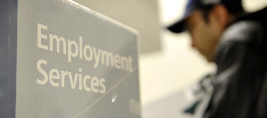 Las solicitudes iniciales de beneficios estatales por desempleo disminuyeron en 3,000 a 213,000 en...