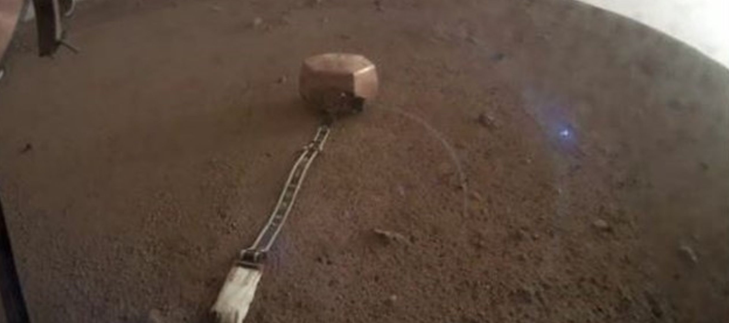 El sismómetro permite a los científicos observar el interior de Marte estudiando el...