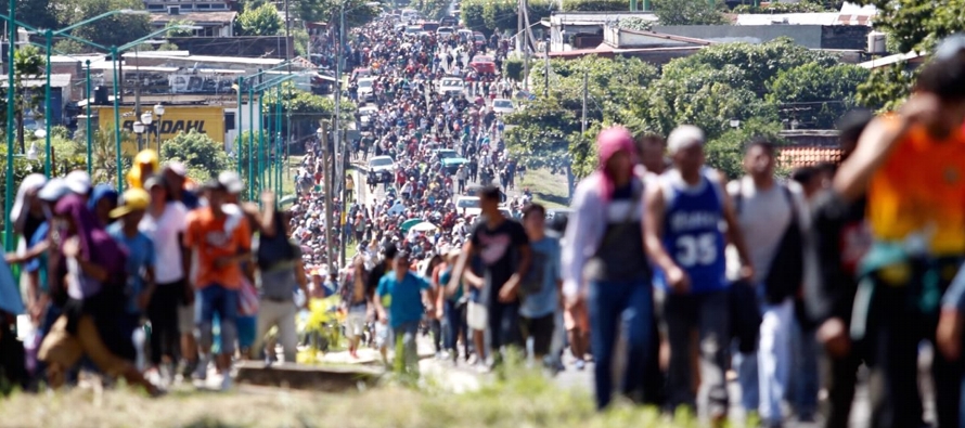 Las caravanas de centroamericanos han encendido el debate sobre la política de...