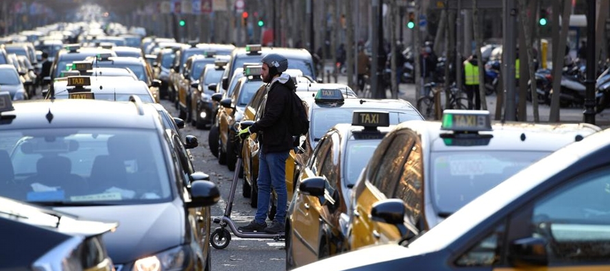Muchos de los taxistas protestaron en Madrid y Barcelona usando chalecos amarillos de seguridad,...