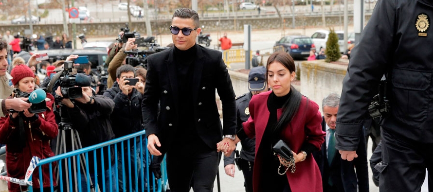 Ronaldo salió de los juzgados de la Audiencia Provincial de Madrid sonriente y tomado de la...