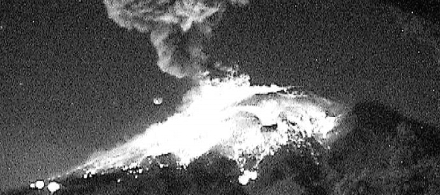 El volcán, situado en unos 90 kilómetros de Ciudad de México, ha expulsado...
