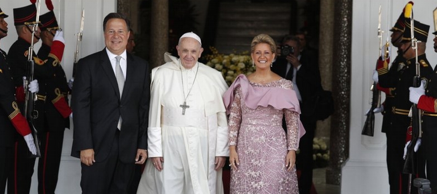El papa Francisco llegó al palacio presidencial de Panamá para una visita al...