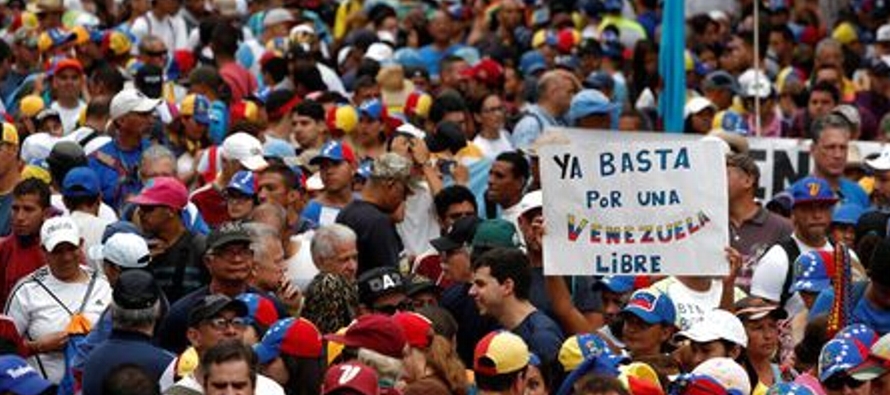 Guaidó se autoproclamó presidente encargado de Venezuela el miércoles, apoyado...
