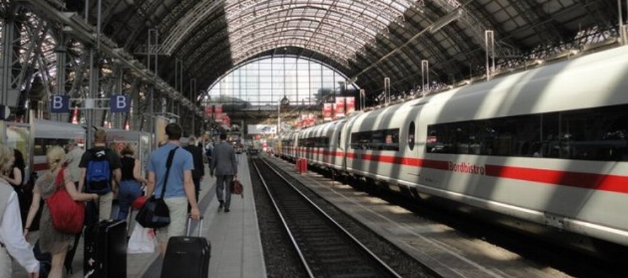 La policía detuvo el tren de alta velocidad que viajaba desde Zúrich a la ciudad de...