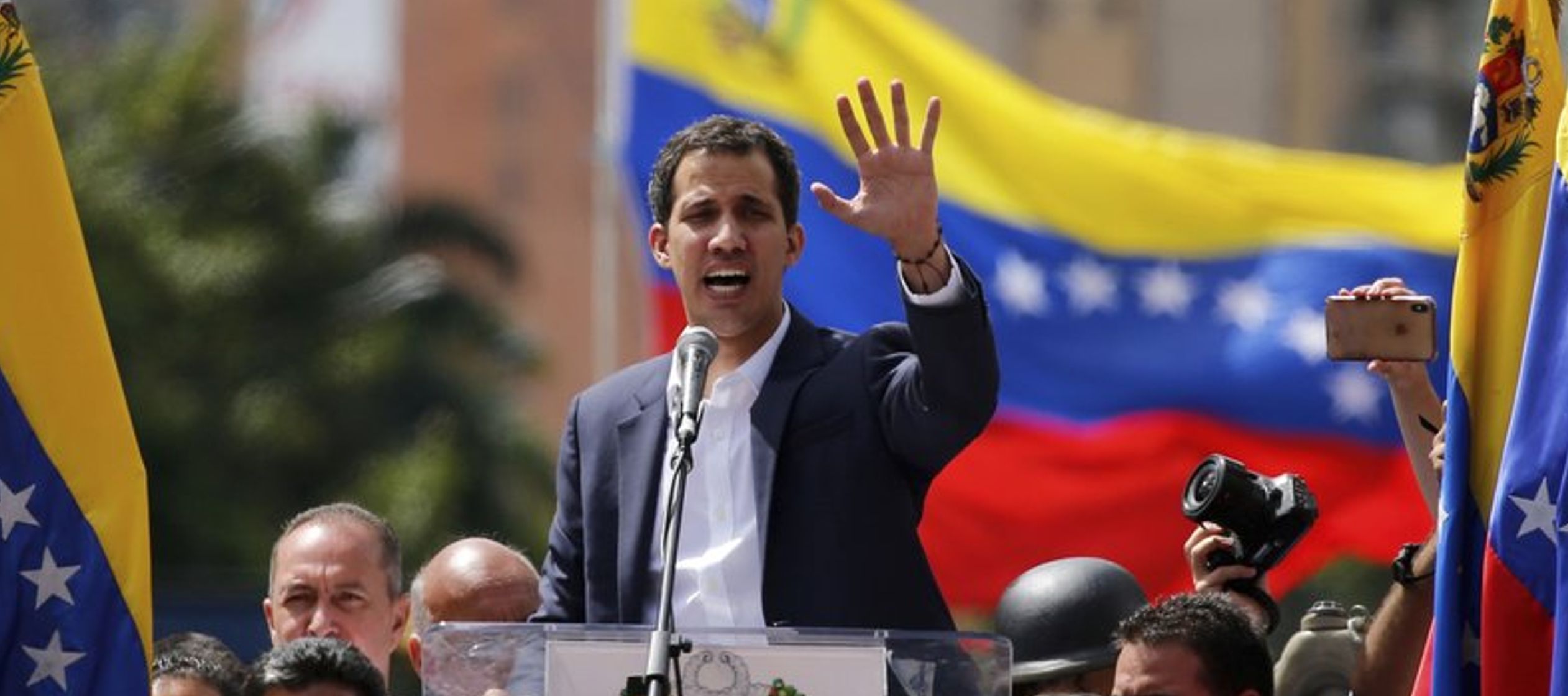 Asumir como presidente “encargado” implicaría que Guaidó sería el...