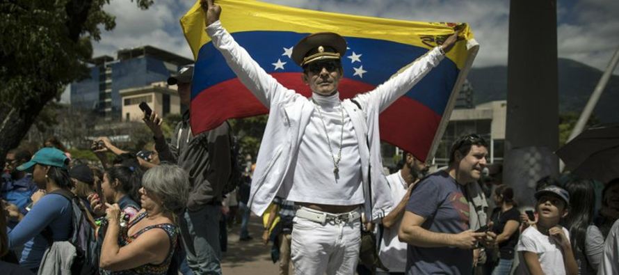 Maduro dijo a los uniformados que opositores estarían tratando que la fuerza armada se...