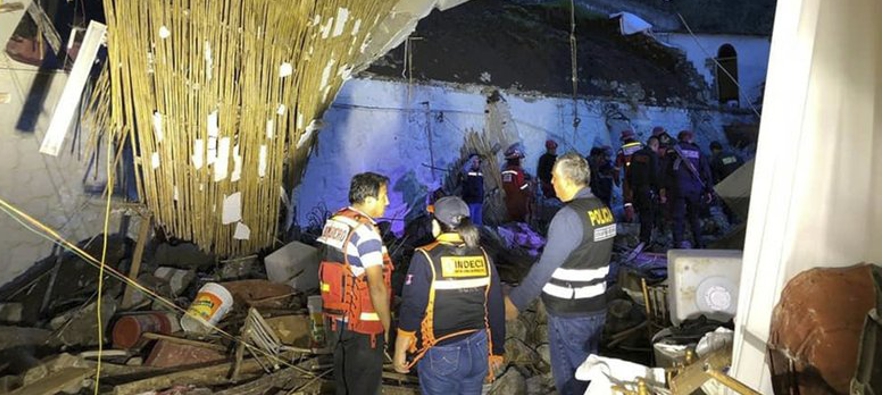Otras 30 personas quedaron heridas y fueron rescatadas dentro de los escombros por los bomberos y...
