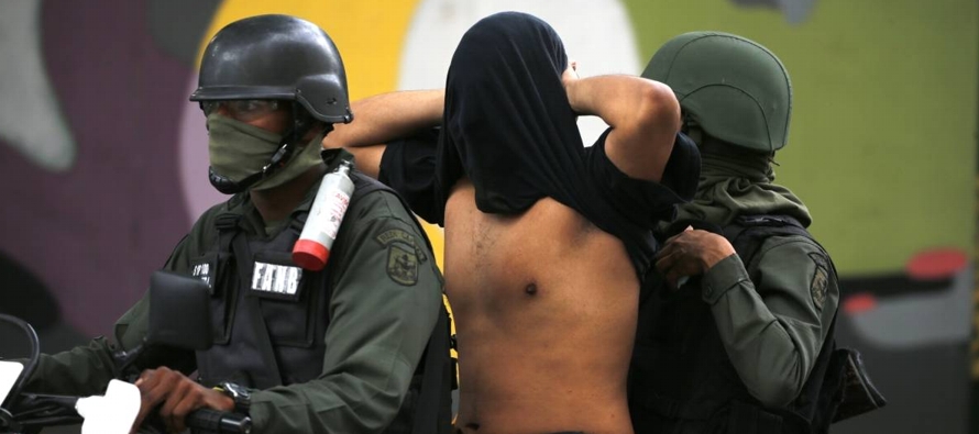 Solo el miércoles pasado, las fuerzas venezolanas arrestaron a 696 personas, explicó...