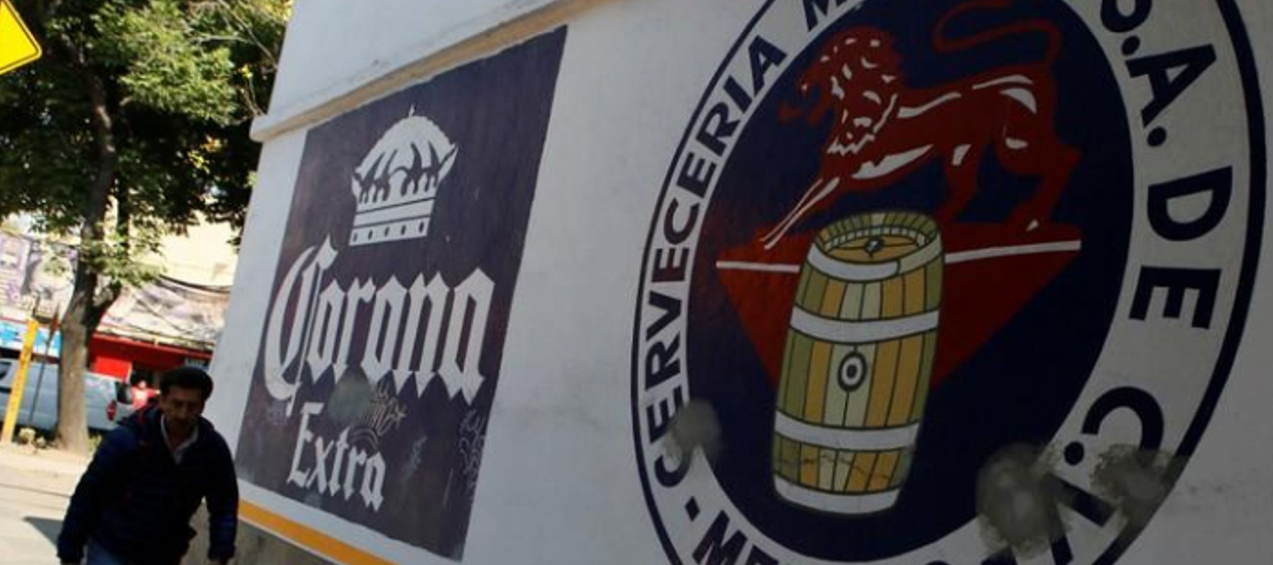 Corona es fabricada en México por Grupo Modelo, propiedad de la mayor cervecera del mundo,...