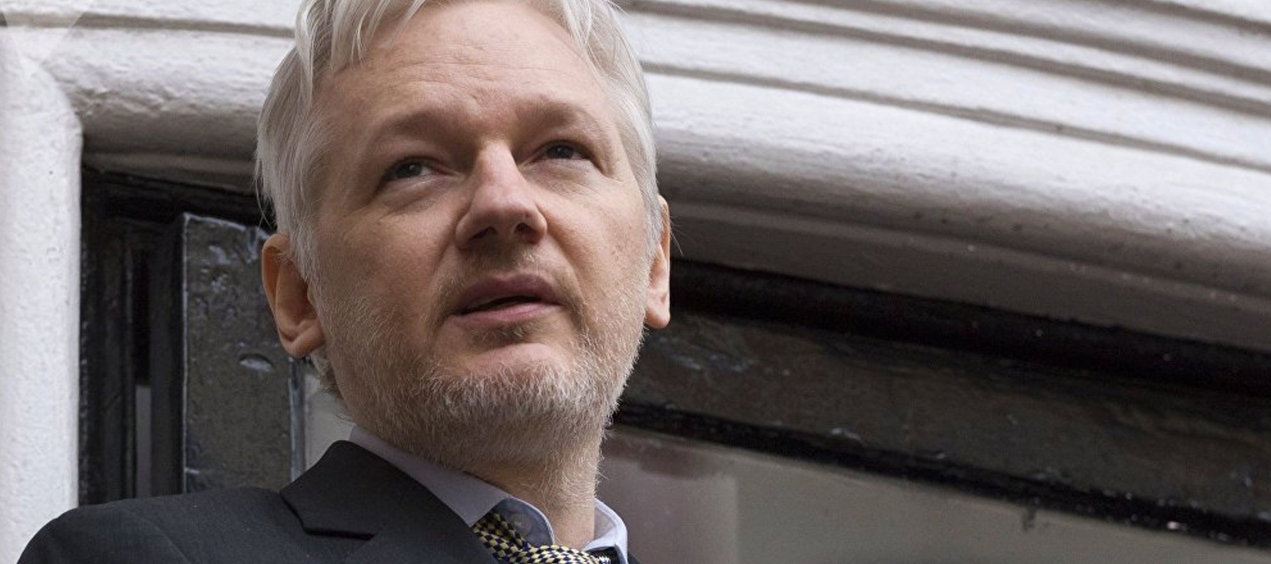 Aunque Assange sigue en su asilo, él y sus abogados temen que pueda ser extraditado a...