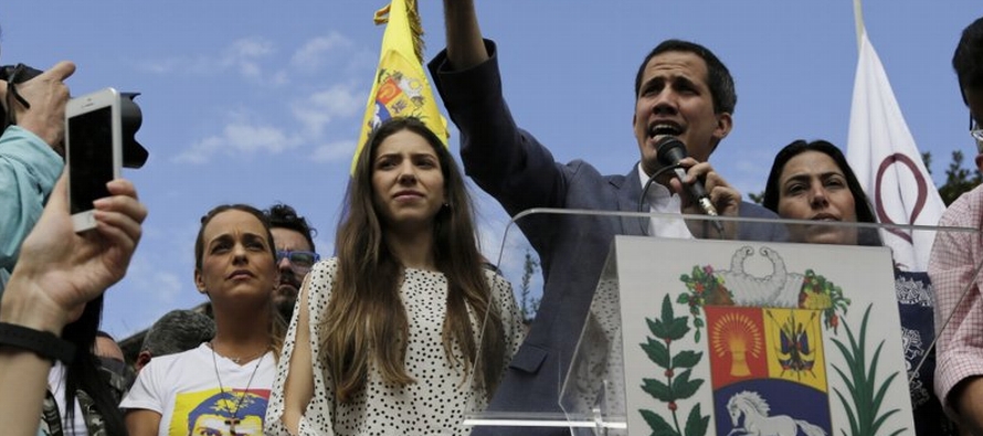 En una entrevista del jueves, Guaidó dijo a The Associated Press que la medida será...