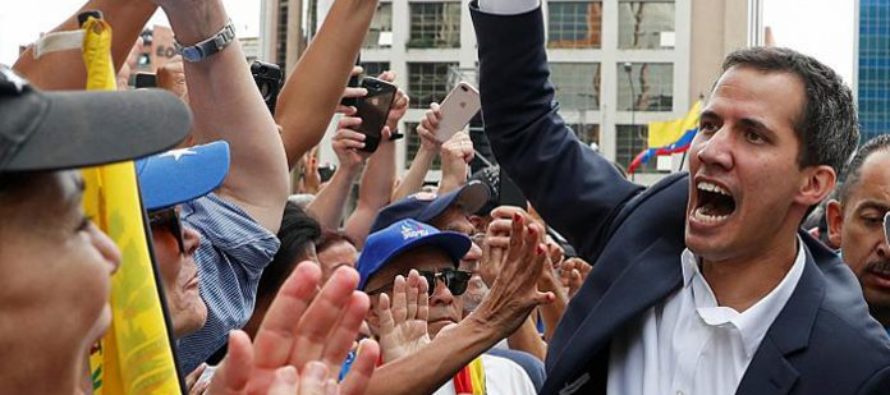 Guaidó dijo a sus seguidores que mantendría su movimiento de oposición en las...