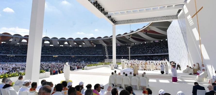Más de 120,000 fieles llenaron el estadio Zayed Sports City y sus alrededores en Abu Dabi,...
