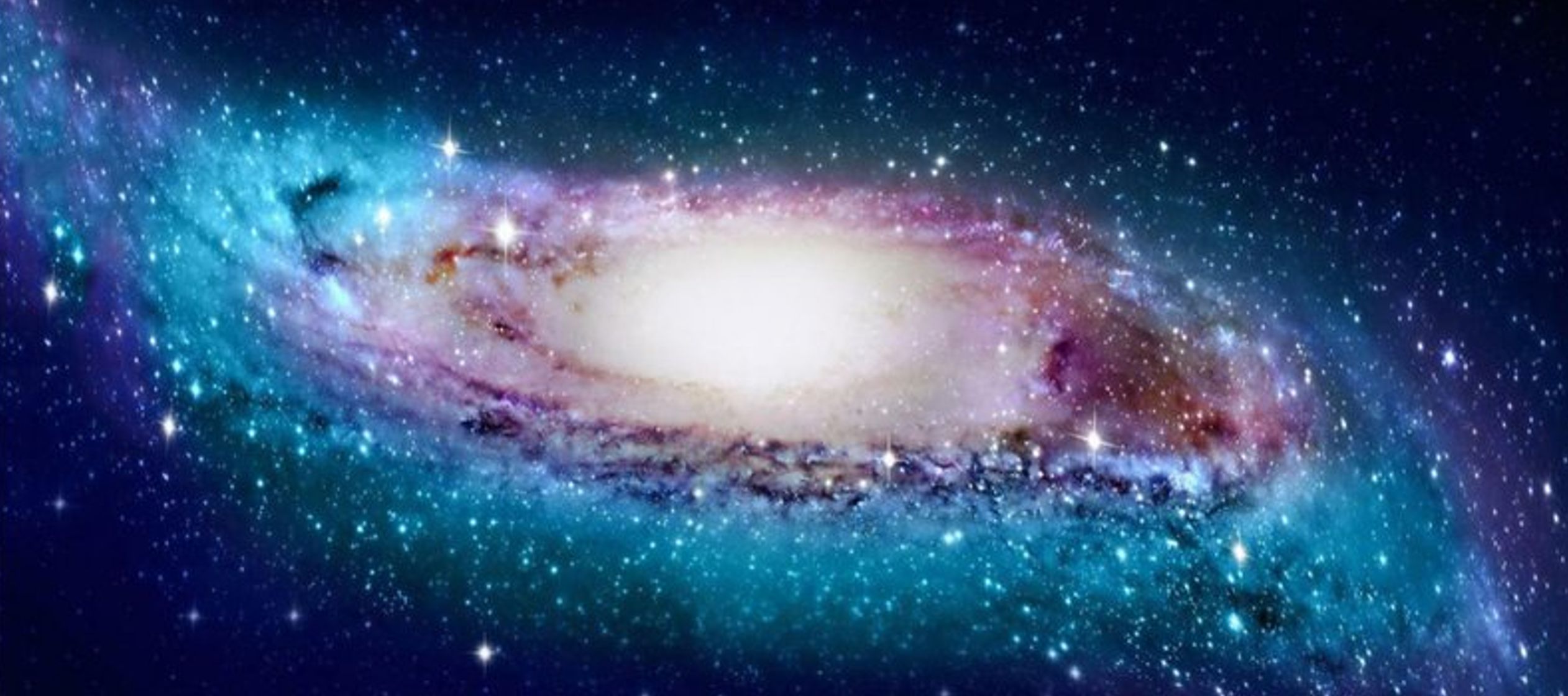 Hay al menos una decena de galaxias de patrón espiral con bordes combados, de manera que en...