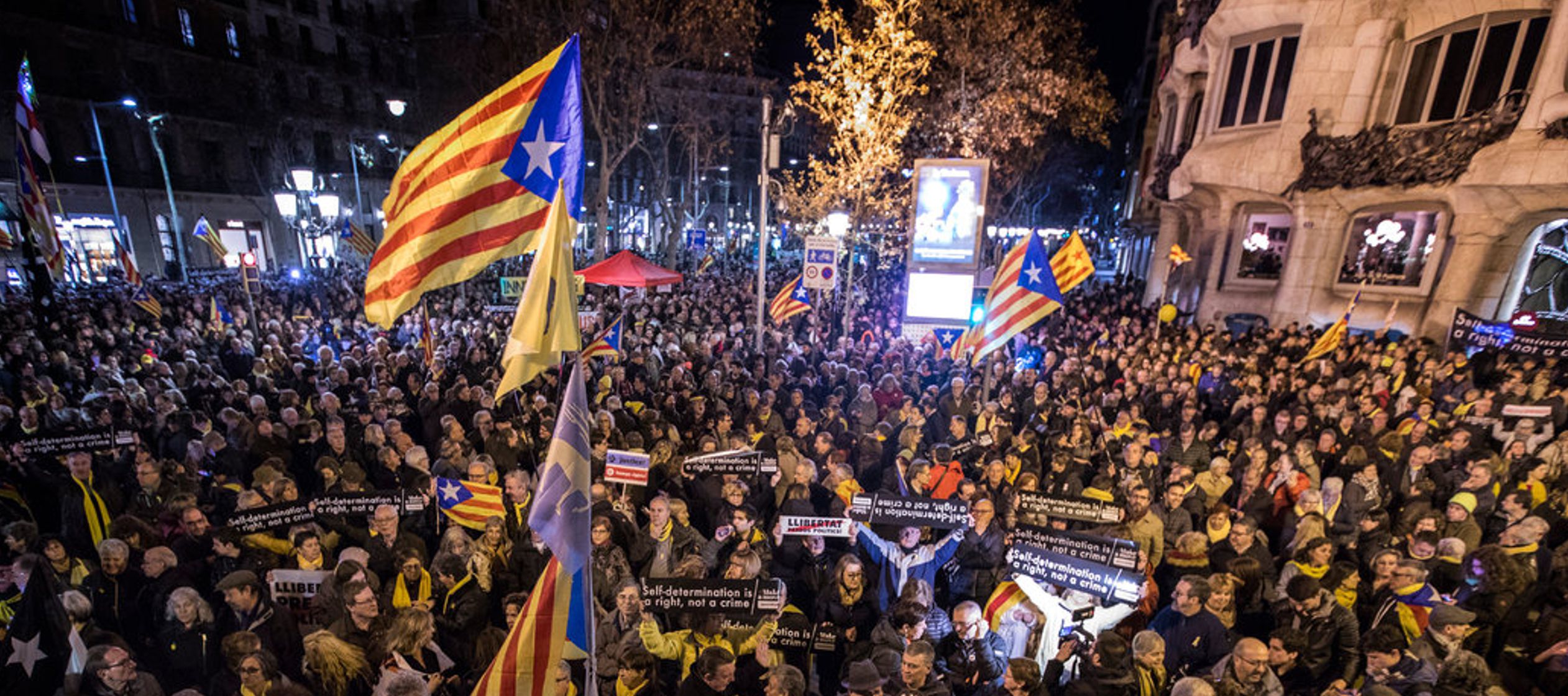En un intento de prevenir el voto, que no rindió frutos, Madrid envió a oficiales de...