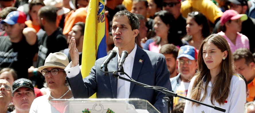 Guaidó, quien se autoproclamó el mes pasado como presidente encargado y sostiene que...
