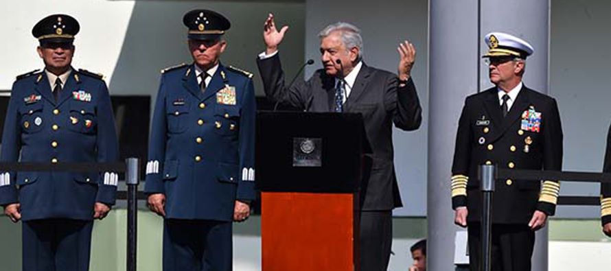 López Obrador cree que la mejor manera de controlar a las Fuerzas Armadas es...