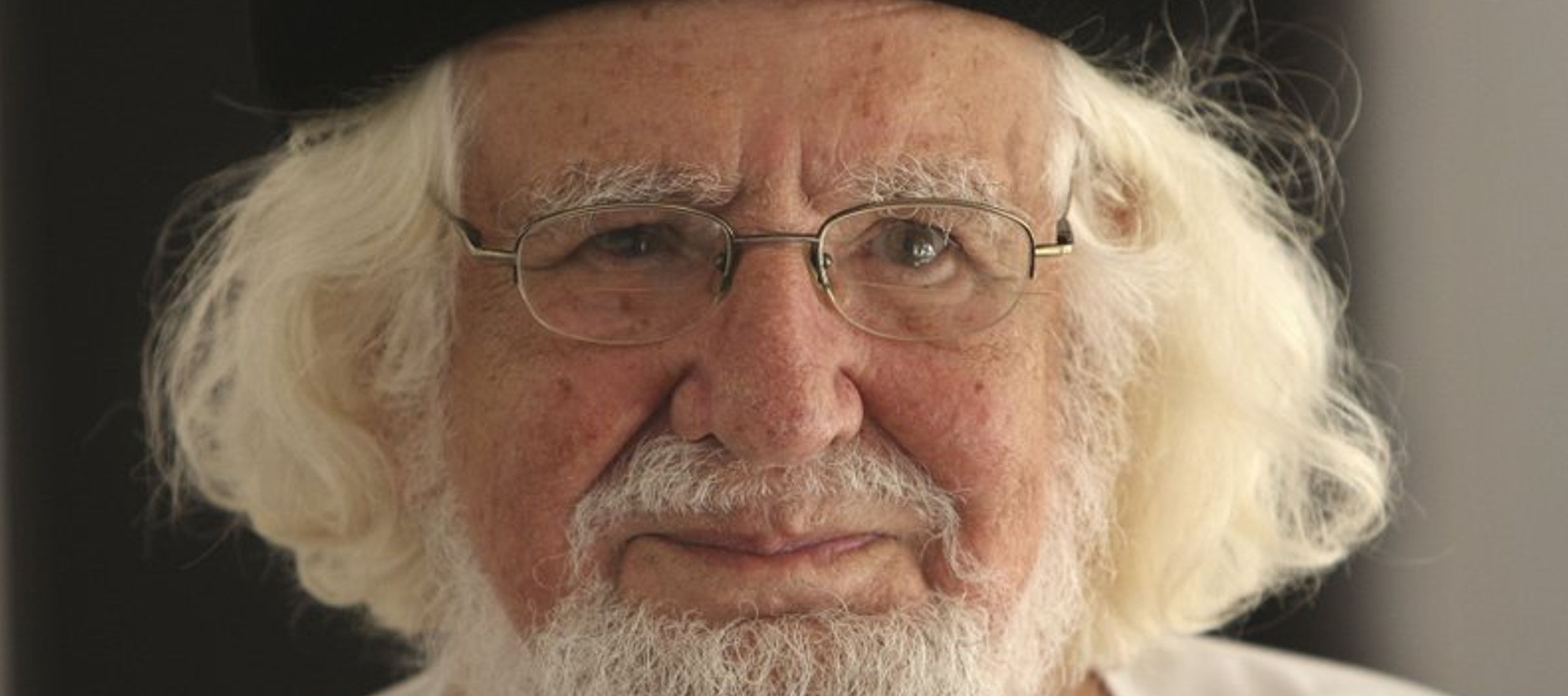 La decisión papal responde a una solicitud que el reconocido poeta, de 94 años, le...