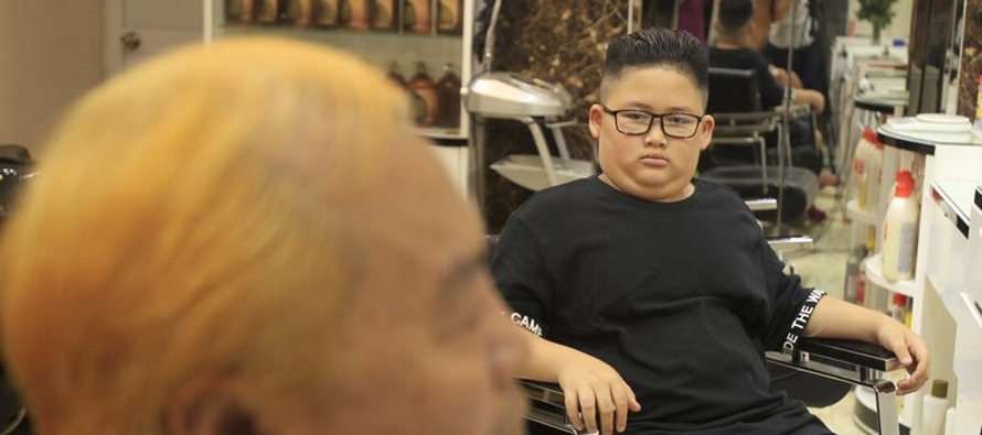 El peluquero Le Tuan Duong se une a la exaltación que experimenta Hanói por la...