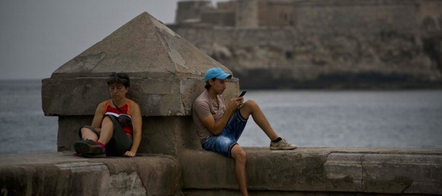 Cuba, que alguna vez fue una de las sociedades más desconectadas de internet del continente,...