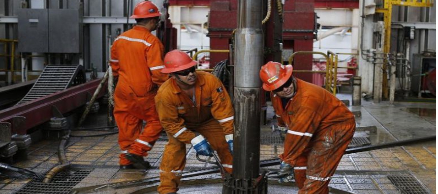 Petróleos Mexicanos (Pemex) produjo 1.623 millones de barriles diarios de crudo en enero de...