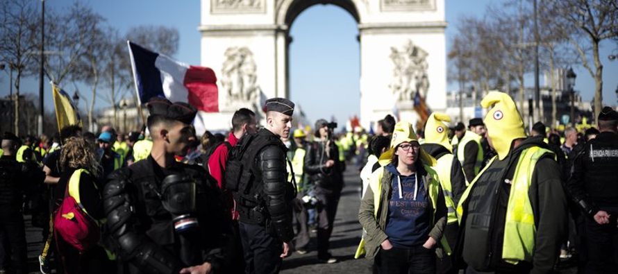 Manifestantes con chalecos amarillos salieron a las calles en diversas ciudades de Francia el...