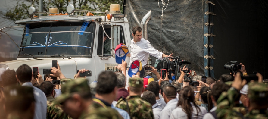 La entrega de la ayuda, prometida por Juan Guaidó, el líder opositor, es considerada...