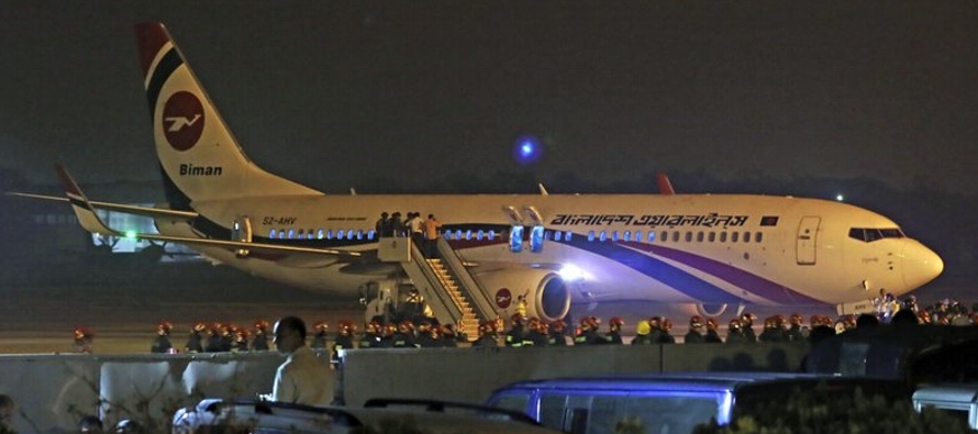 El piloto realizó el aterrizaje de emergencia en Chittagong unos 40 minutos después...