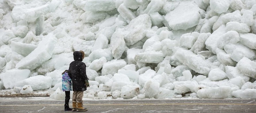 Grandes bloques de hielo cayeron el domingo a la orilla del río Niagara frente a Buffalo,...