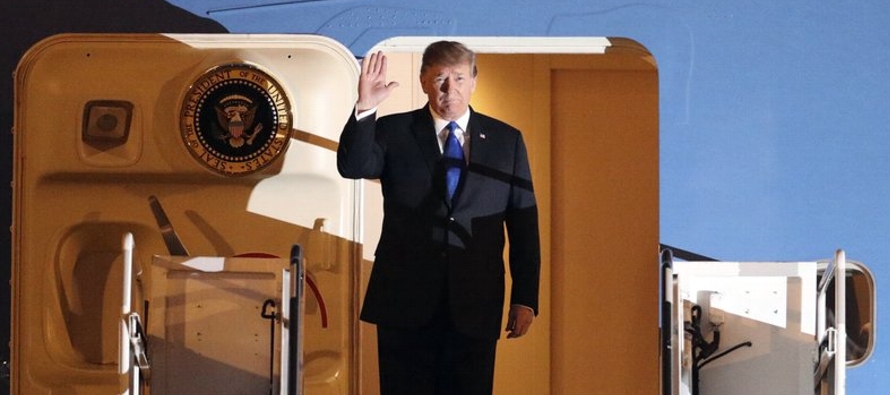 Trump llegó el martes por la noche en el Air Force One tras hacer escalas de...
