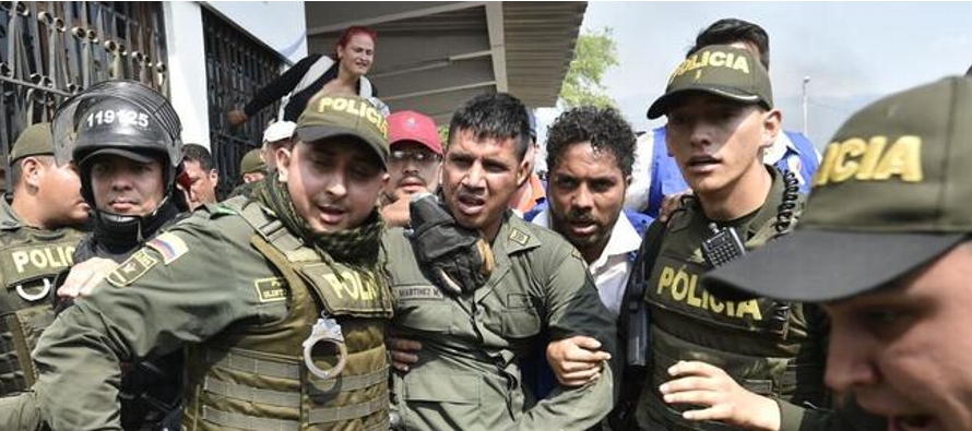 Al menos 180 militares y policías venezolanos saltaron hasta el mediodía de hoy las...