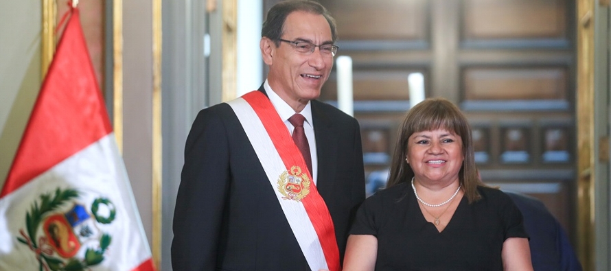 Vizcarra viaja acompañado de su esposa, Maribel Díaz, que observó la ceremonia...
