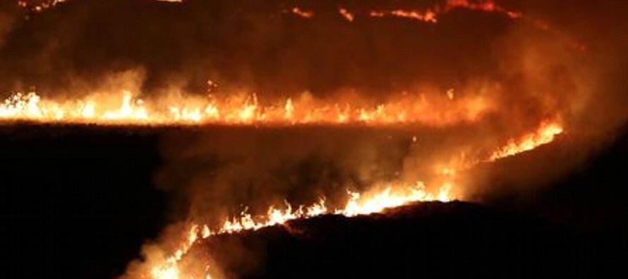 El martes por la noche se desató un incendio en Saddleworth Moor, una zona de montes popular...