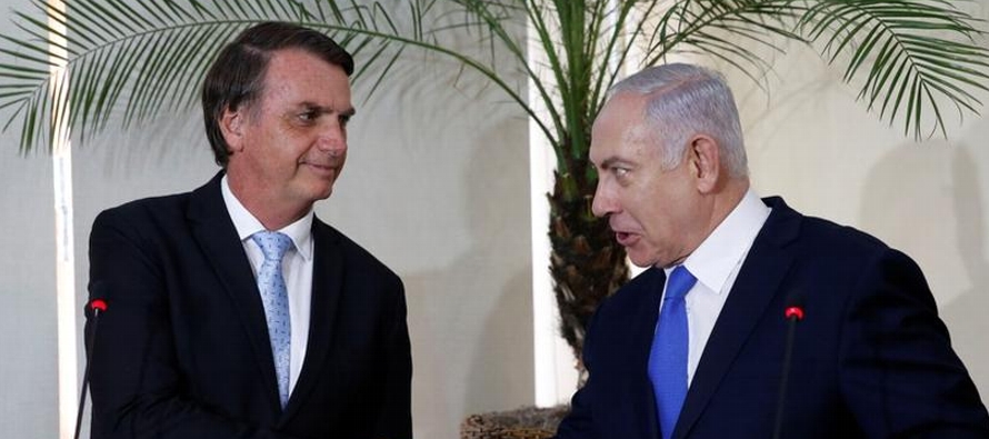 Desde que asumió el cargo en enero, Bolsonaro ha estrechado los lazos con Israel, recibiendo...